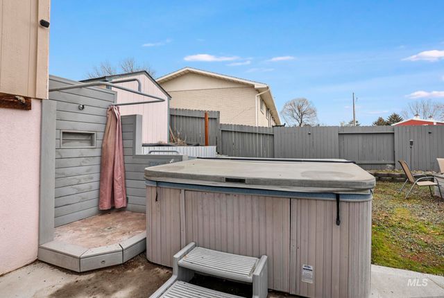 2432 Dorm Dr, Twin Falls, ID 83301