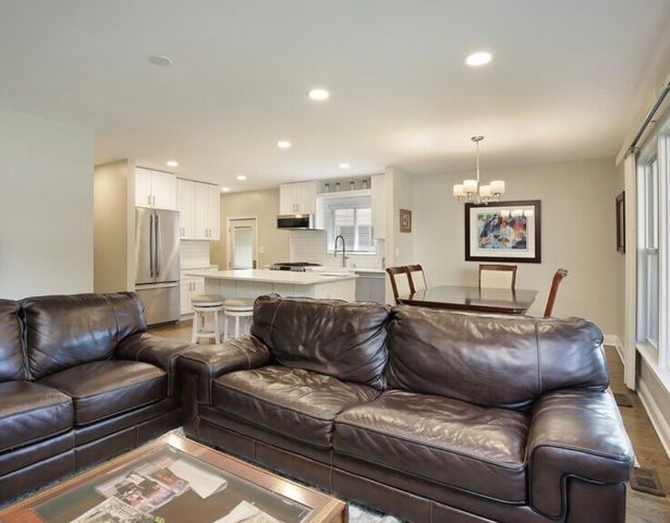 716 LARAMIE Avenue, Wilmette, IL 60091