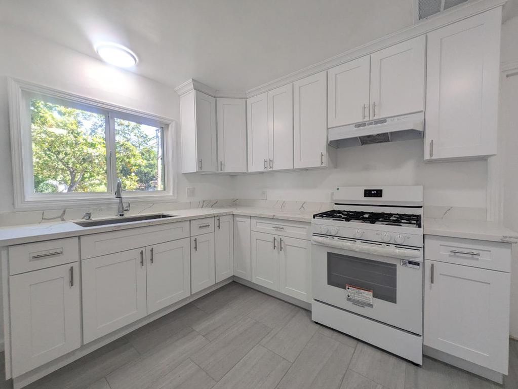 Image 9 of property listing at 194 S 24th Street, San Jose, CA 95116