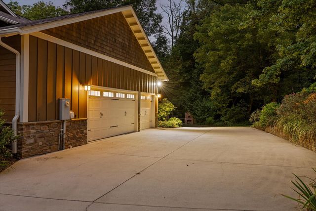 714 Berry Spring Path, Signal Mountain, TN 37377