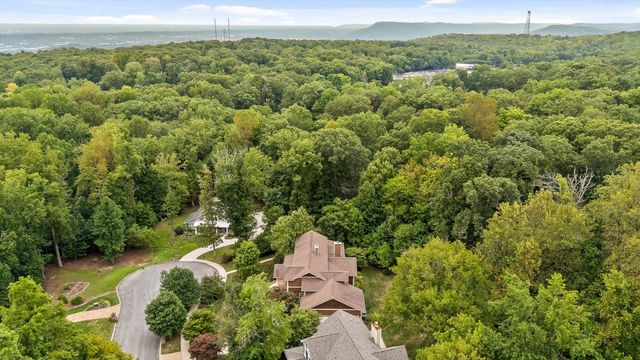 714 Berry Spring Path, Signal Mountain, TN 37377