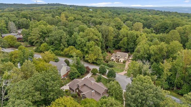 714 Berry Spring Path, Signal Mountain, TN 37377