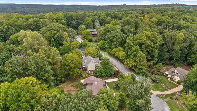 714 Berry Spring Path, Signal Mountain, TN 37377