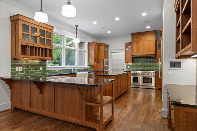 714 Berry Spring Path, Signal Mountain, TN 37377