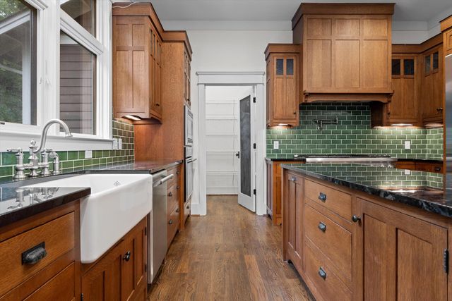 714 Berry Spring Path, Signal Mountain, TN 37377