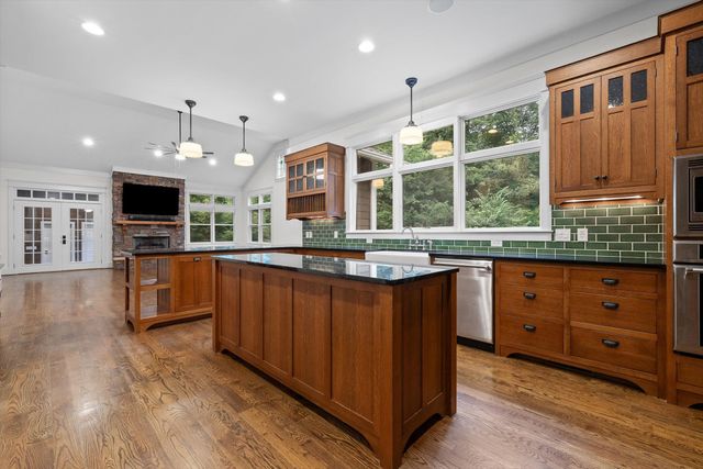 714 Berry Spring Path, Signal Mountain, TN 37377