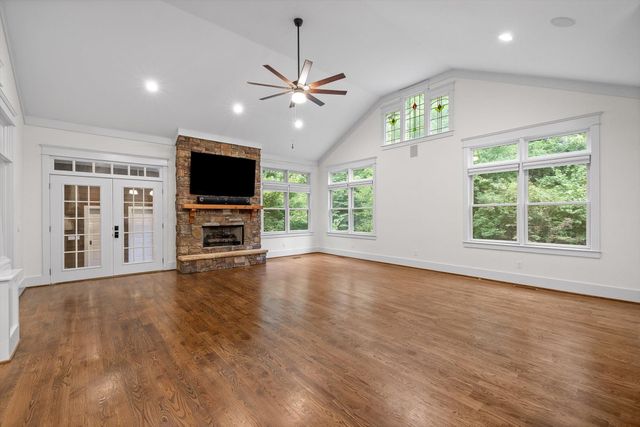 714 Berry Spring Path, Signal Mountain, TN 37377