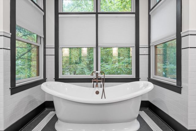 714 Berry Spring Path, Signal Mountain, TN 37377