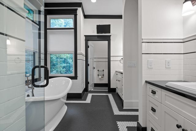 714 Berry Spring Path, Signal Mountain, TN 37377