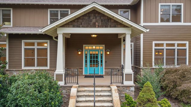 714 Berry Spring Path, Signal Mountain, TN 37377