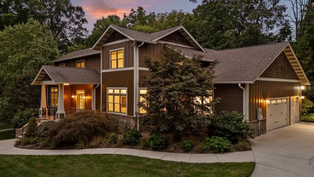 714 Berry Spring Path, Signal Mountain, TN 37377
