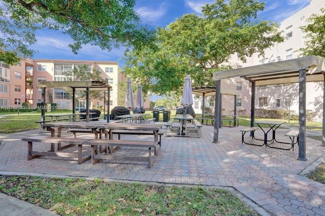 2861 Somerset Dr 107, Lauderdale Lakes, FL 33311