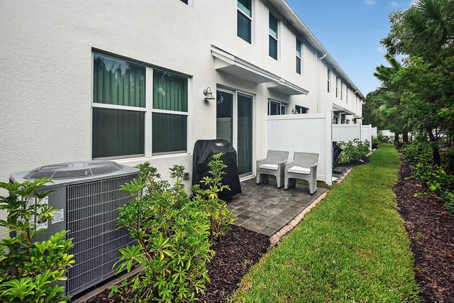 5696 SE Edgewater Circle, Stuart, FL 34997