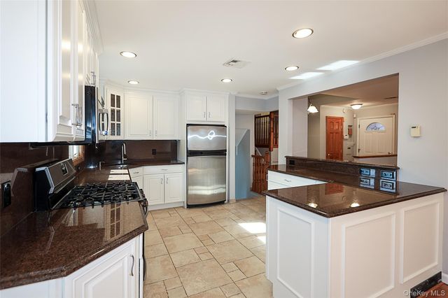 91 Birchwood Park Drive, Syosset, NY 11791