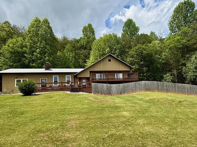 876 Gibson Hill, Hiawassee, GA 30546