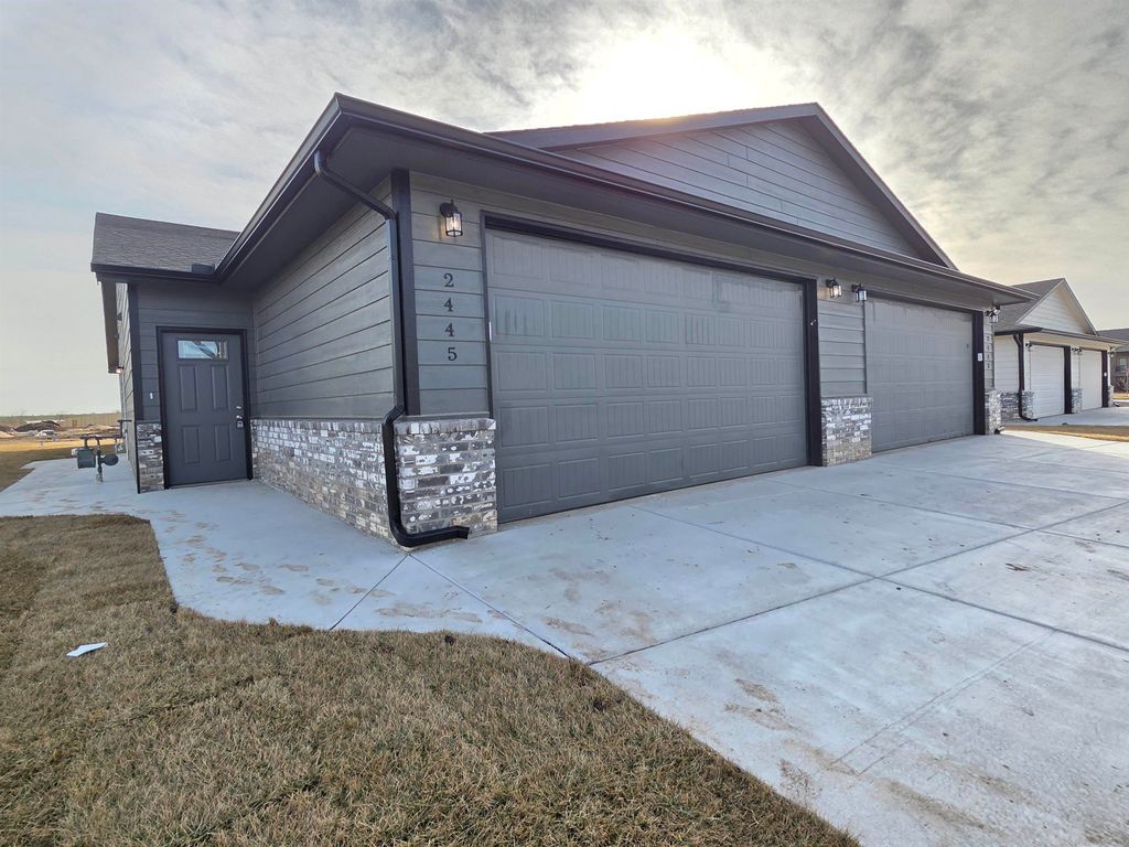 2445 S Wheatland Ct, Wichita, KS 67235