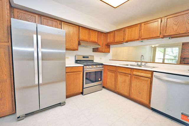942 Little Falls Court, Elk Grove Village, IL 60007