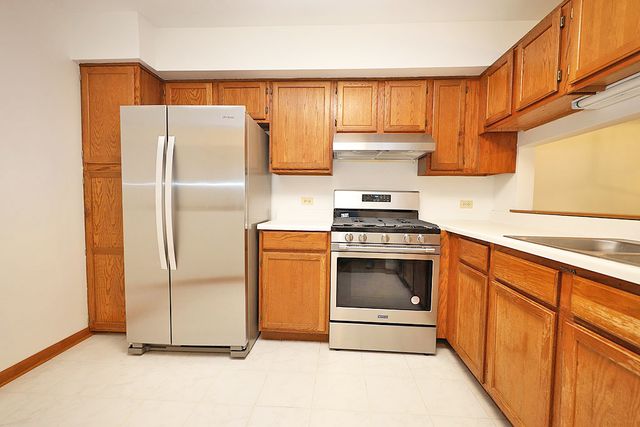 942 Little Falls Court, Elk Grove Village, IL 60007