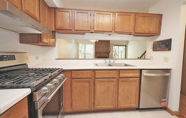 942 Little Falls Court, Elk Grove Village, IL 60007