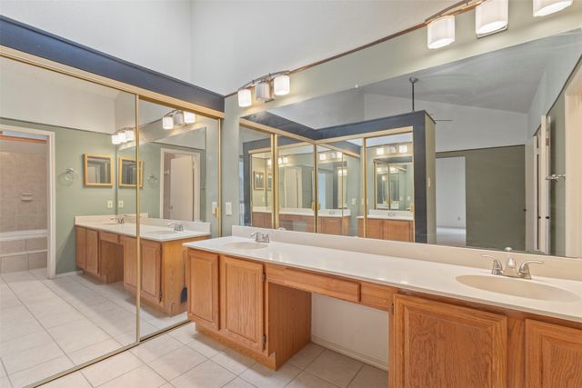 563 Ranch Trail 217, Irving, TX 75063
