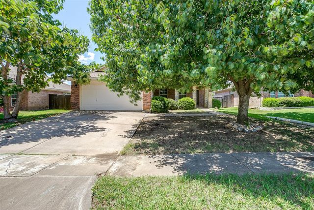 304 Limestone Drive, Alvarado, TX 76009