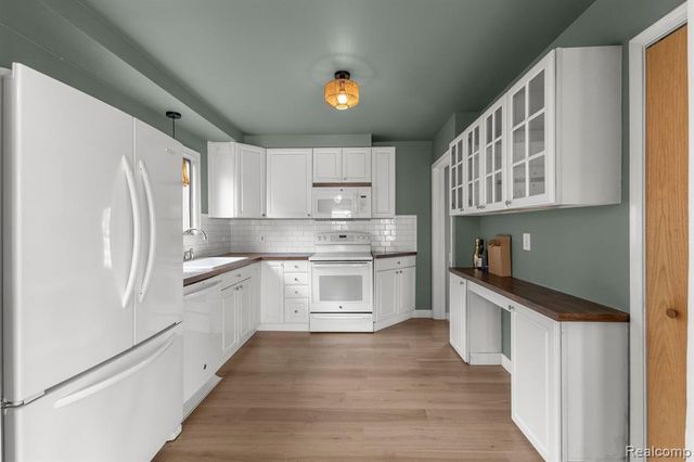 20447 Carlysle Street, Dearborn, MI 48124