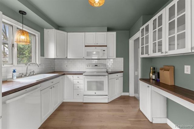 20447 Carlysle Street, Dearborn, MI 48124