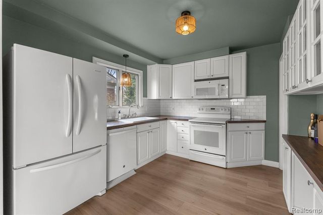 20447 Carlysle Street, Dearborn, MI 48124