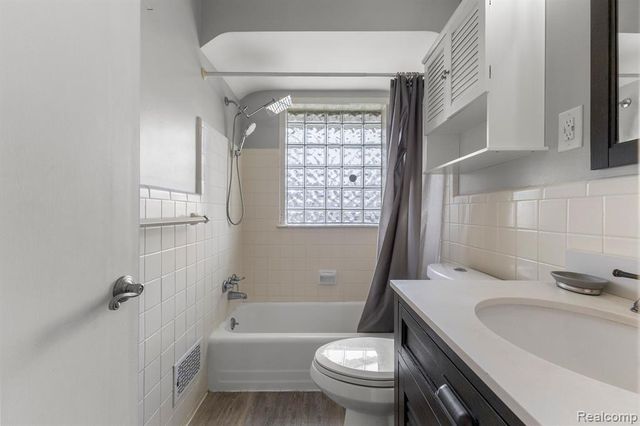 20447 Carlysle Street, Dearborn, MI 48124