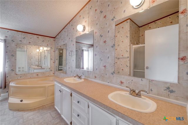 250 Rocky Road, Lockhart, TX 78644