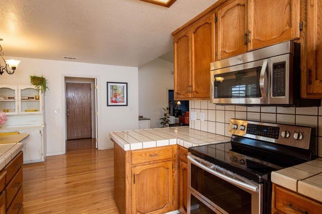 512 Thompson Way, Escalon, CA 95320