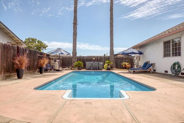512 Thompson Way, Escalon, CA 95320