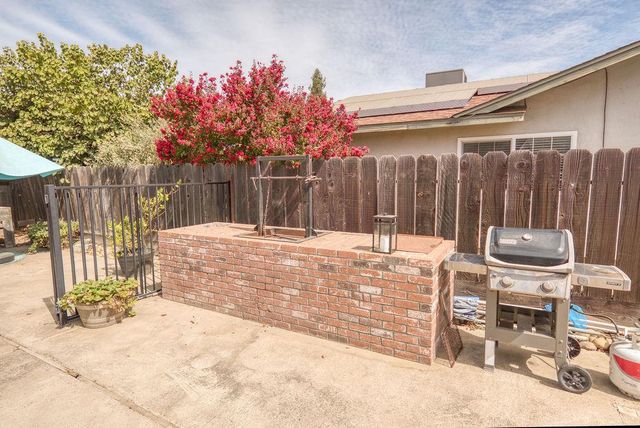 512 Thompson Way, Escalon, CA 95320