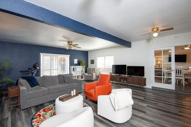 512 Thompson Way, Escalon, CA 95320
