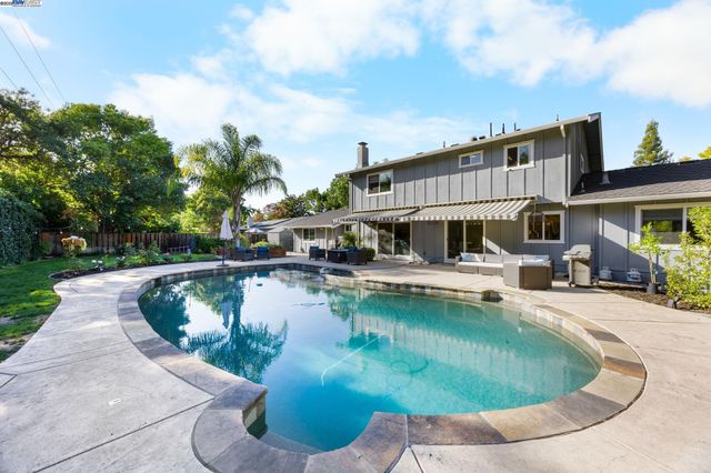 90 Princeton Ct, Danville, CA 94526