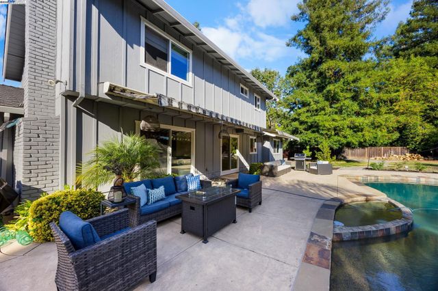 90 Princeton Ct, Danville, CA 94526