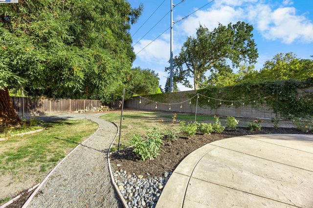 90 Princeton Ct, Danville, CA 94526