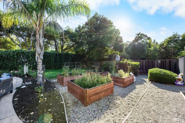 90 Princeton Ct, Danville, CA 94526