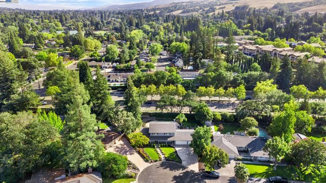 90 Princeton Ct, Danville, CA 94526