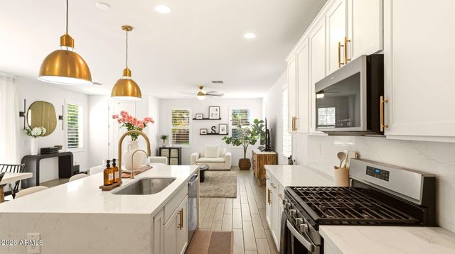 1918 W LARIAT Lane, Phoenix, AZ 85085