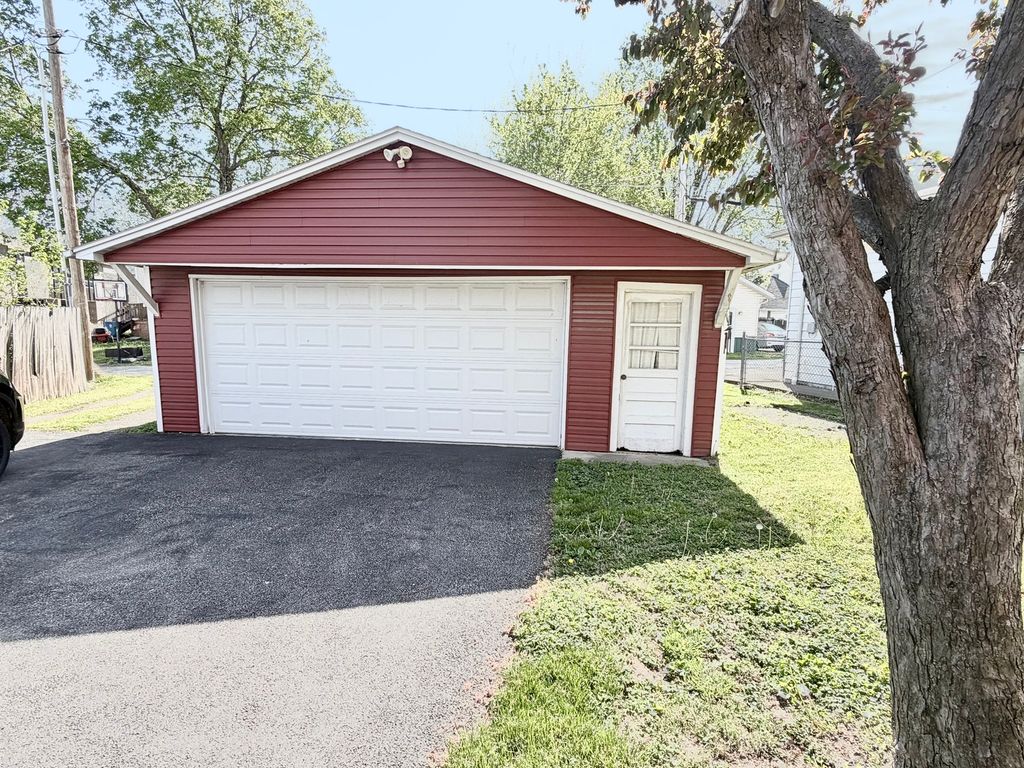 Image 13 of property listing at 309 Leafland Avenue, Centralia, IL 62801