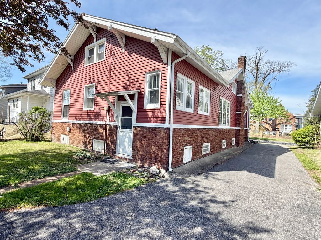 Image 14 of property listing at 309 Leafland Avenue, Centralia, IL 62801