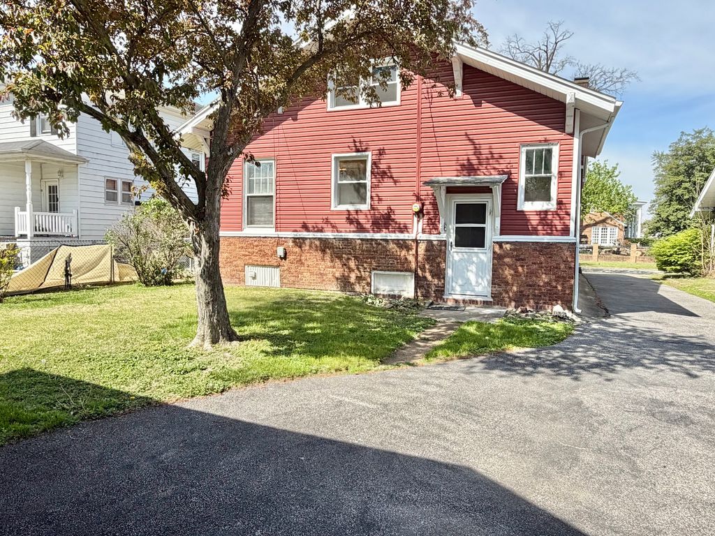 Image 15 of property listing at 309 Leafland Avenue, Centralia, IL 62801
