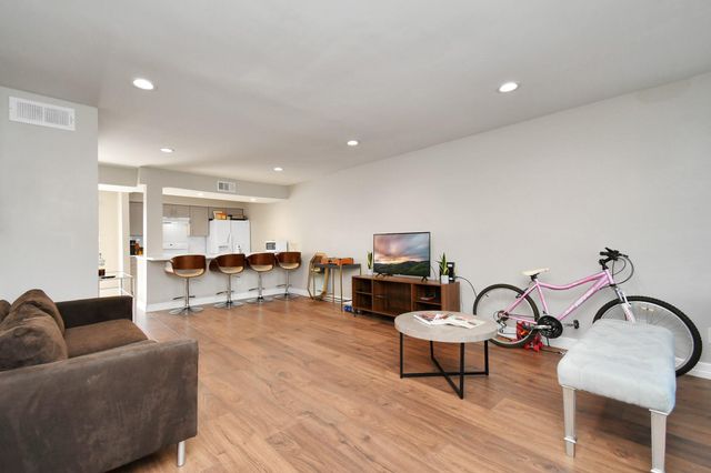 6111 Beverly Hill Street 62, Houston, TX 77057