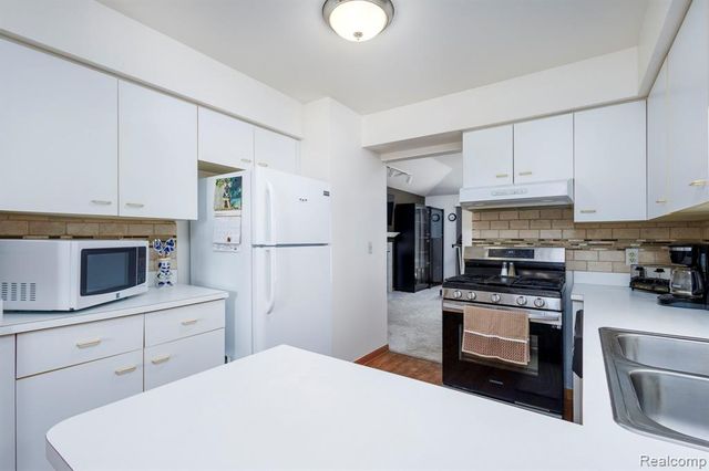 34457 Maple Lane Drive, Sterling Heights, MI 48312