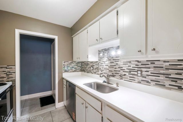 39417 Van Dyke Avenue 605, Sterling Heights, MI 48313