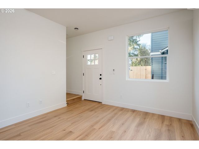 12090 Se Market St, Portland, OR 97216