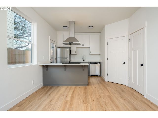 12090 Se Market St, Portland, OR 97216