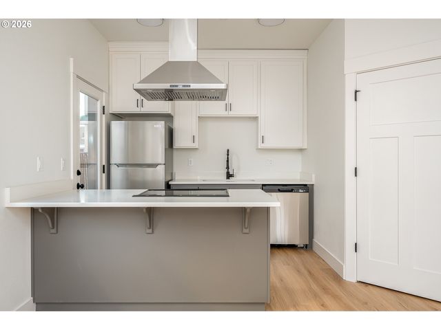 12090 Se Market St, Portland, OR 97216