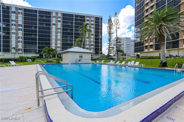 15 Bluebill AVE 805, Naples, FL 34108